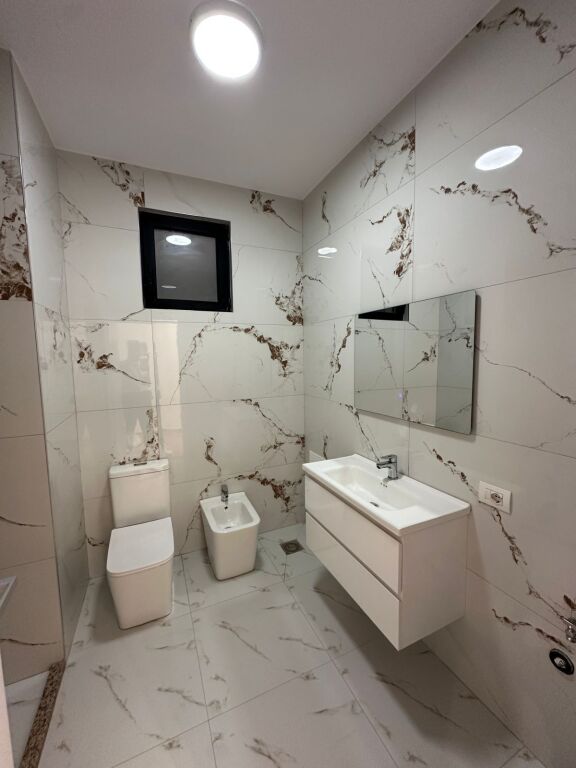 🏡 Shitet Apartament Super Luksoz 2+1 📍 Rruga Hamdi Garunja, Liqeni i Thatë (jo zonë malore)   💶 Çmimi: 273 Milion Lekë