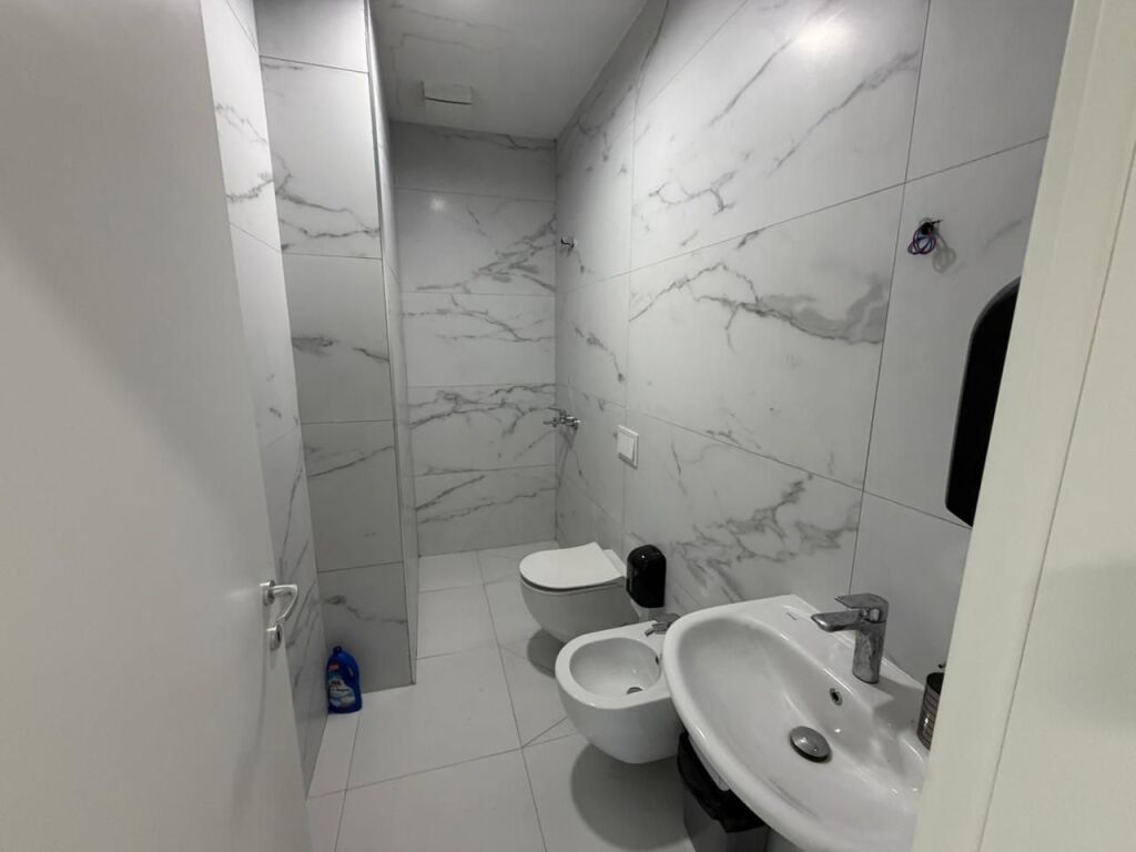 🏢 Appartamento 2+1+2 in Affitto per Uffici 📍 Garden Building, 21 Dhjetori💶 Prezzo: 1000€ / mese