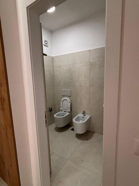 🏡 Jepet me qera apartament 2+1+2 📍 Adresa: Siri Kodra, Rruga Besa, Tirana💰 Çmimi: 70,000 lek/muaj