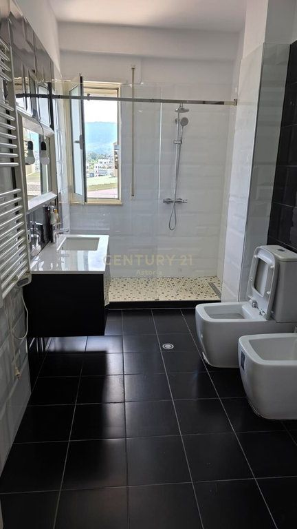 Shitet apartament modern 2+1, me pamje nga liqeni