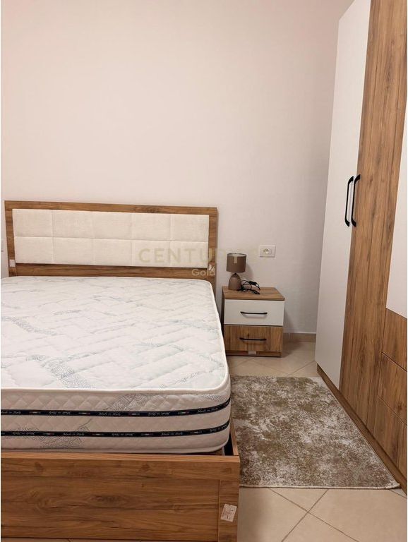 Jepet me qera apartament 2+1 + 2 Ballkone / Yzberisht, prane Kmy-se. 600 € /Muaj Sip. Totale  100m2