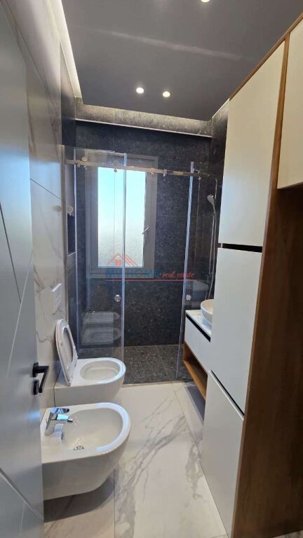 Appartamento 2+1+2 Posti auto in vendita presso Tower Bridge a Tirana