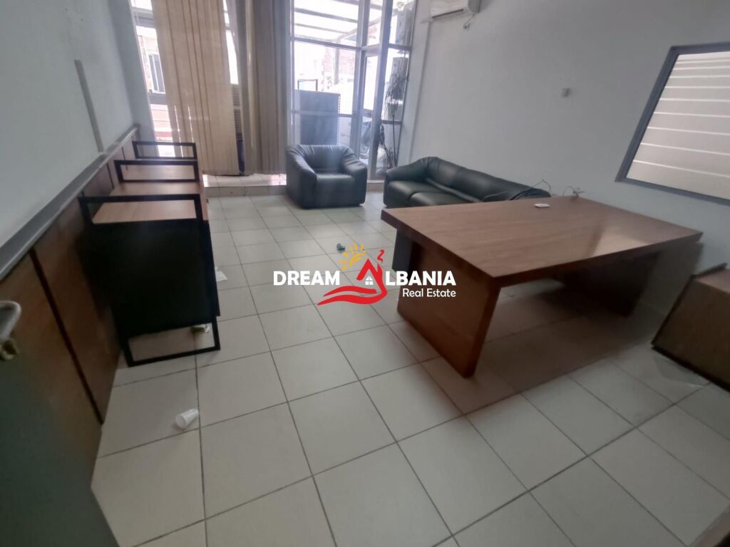 Jepet ambient biznesi me qera ne zonen e Bllokut prane Stadiumit Selman Stermasi (ID 42611544)