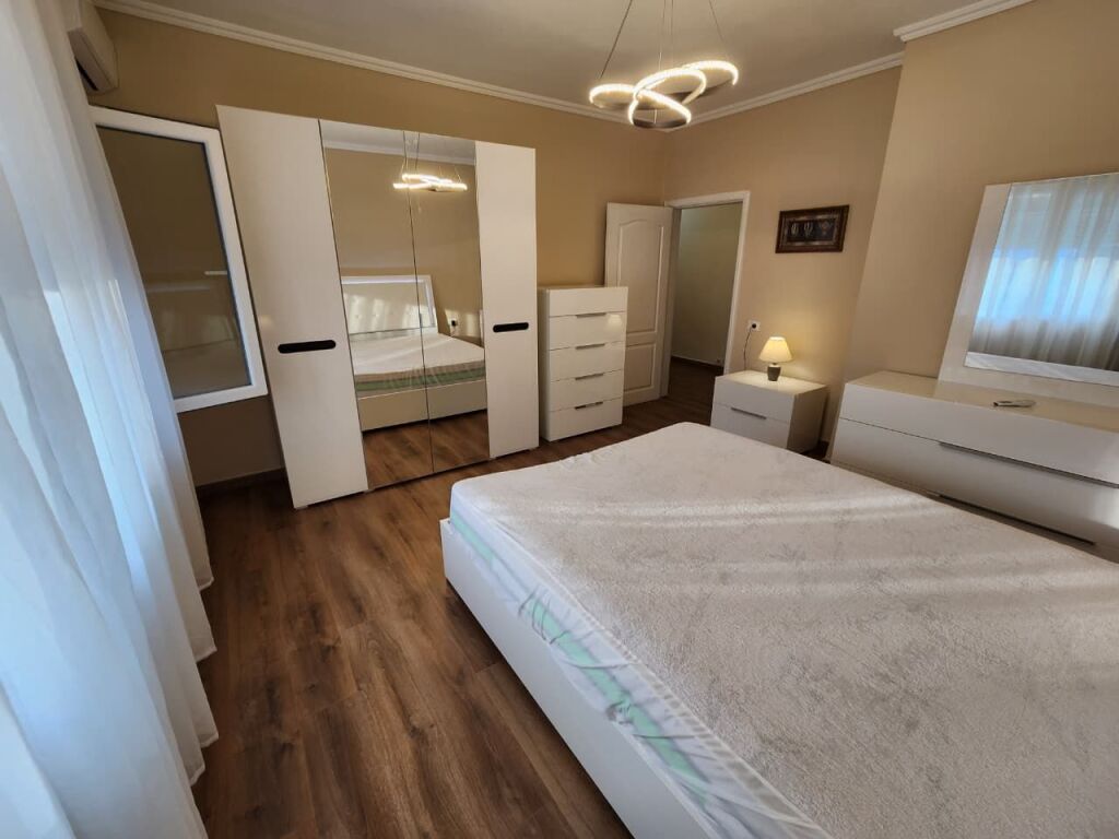 Me Qera: 2+1+ Bllkn dhe Kuzhine te Vecuar (📍Qender - Piazza, pas Muzeut ) K. 5 - I Investuar &amp; Mobiluar | 2 P. Parkimi | 1200€/Muaj 🔥