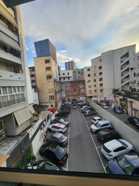 ZYRË ME Qira 90m2( kati 2) 📍Qendër/ Përballë Toptanit | 3 Ambjente pune | 100 % E Re 🔥 95.000 Lekë/Muaj