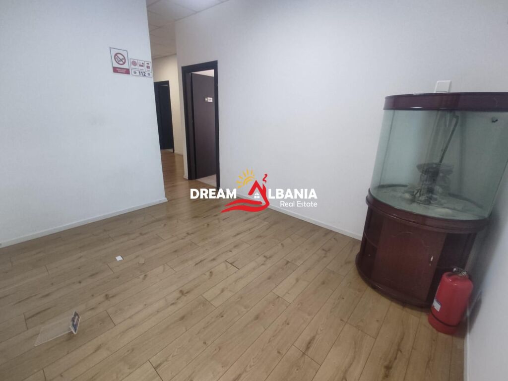 Jepet ambient biznesi me qera ne zonen e Bllokut prane Stadiumit Selman Stermasi (ID 42611544)