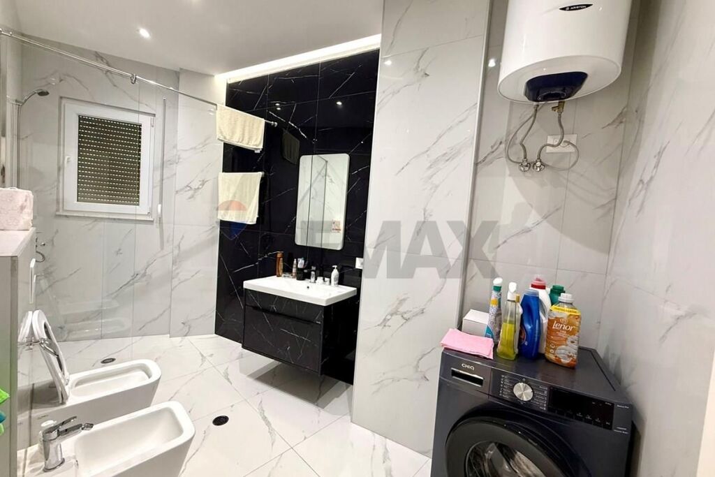 Modern apartment near the Zoo!