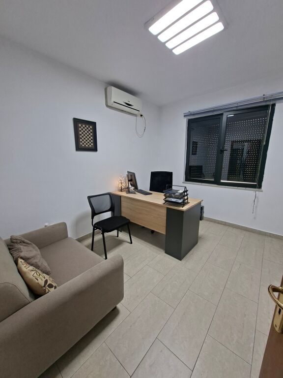 AMBIENT PER ZYRA PRANE MINISTRISE SE JASHTME TE BRRYLI. 235 M2. 1500 €