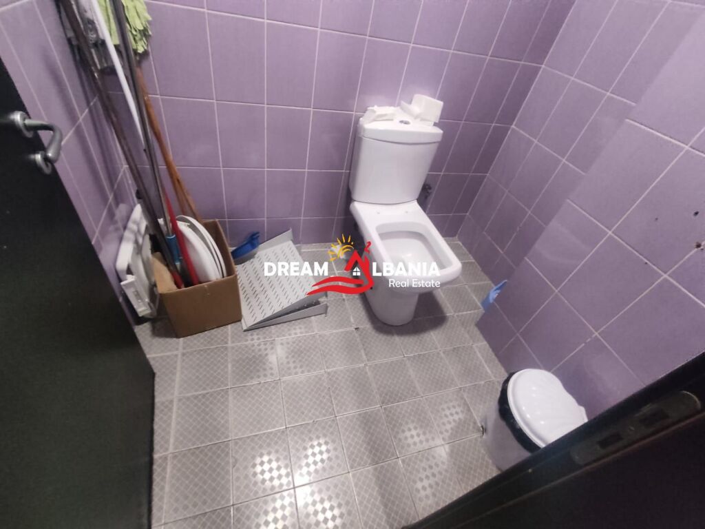Jepet ambient biznesi me qera ne zonen e Bllokut prane Stadiumit Selman Stermasi (ID 42611544)