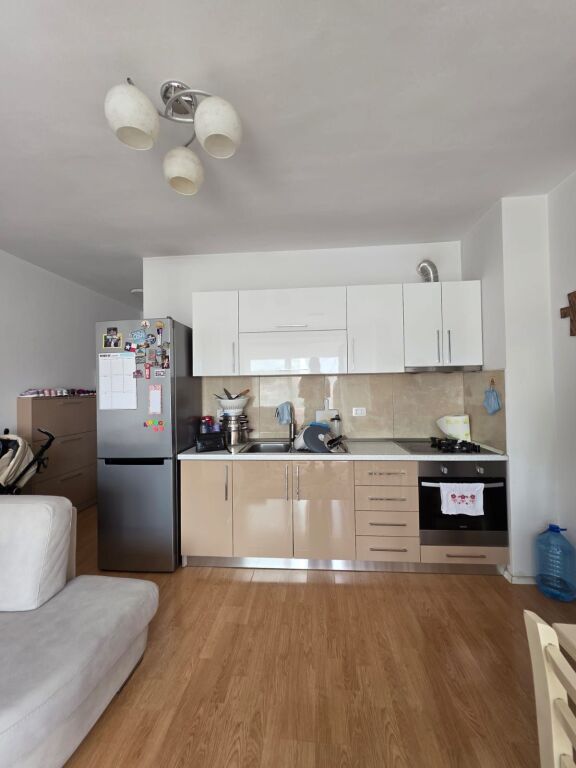 Jepet me qera apartament 2+1 te komplesi Ana ne Qytet Studenti!