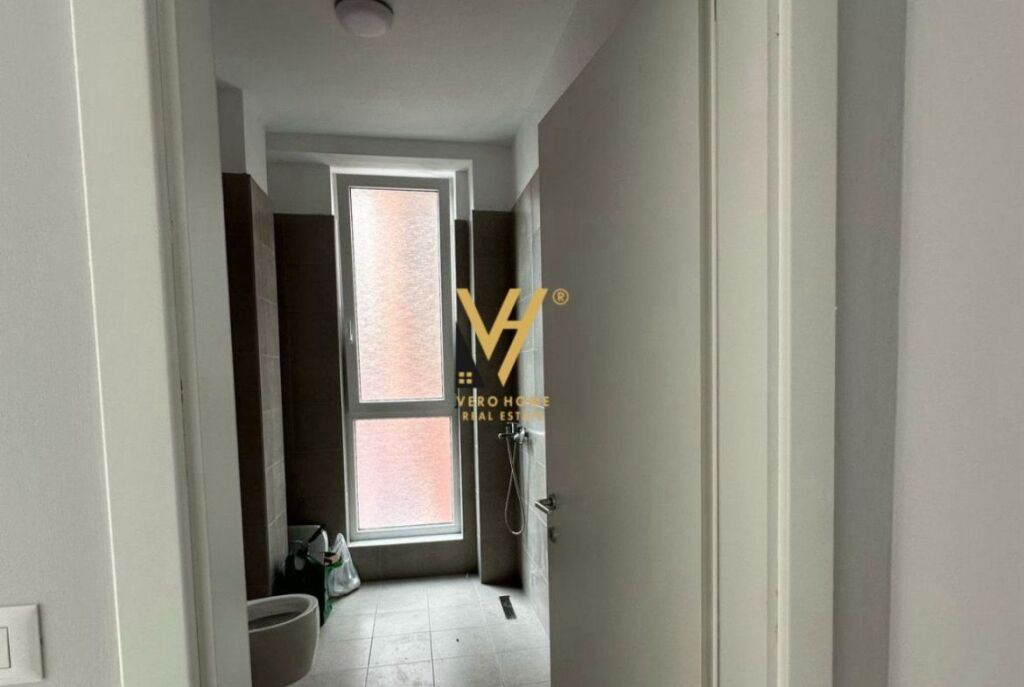 JEPET ZYRE 122 M2 ME QERA TE STACIONI I TRENIT 1.300 EURO