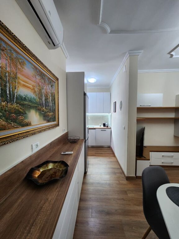 Me Qera: 2+1+ Bllkn dhe Kuzhine te Vecuar (📍Qender - Piazza, pas Muzeut ) K. 5 - I Investuar &amp; Mobiluar | 2 P. Parkimi | 1200€/Muaj 🔥