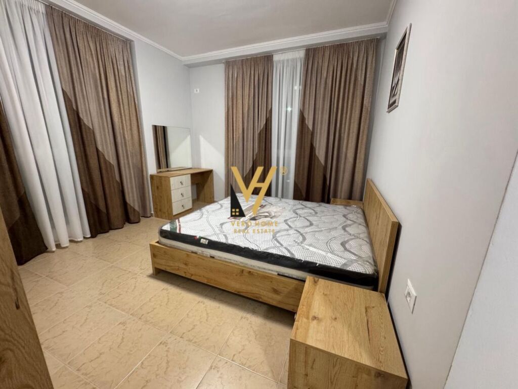 JEPET APARTAMENT 3+1+2 ME QERA TEK USLUGA, STACIONI I TRENIT 100.000 LEKE