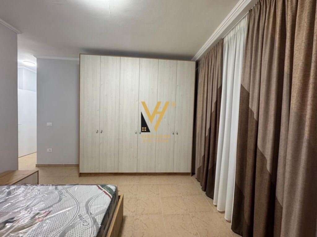 JEPET APARTAMENT 3+1+2 ME QERA TEK USLUGA, STACIONI I TRENIT 100.000 LEKE