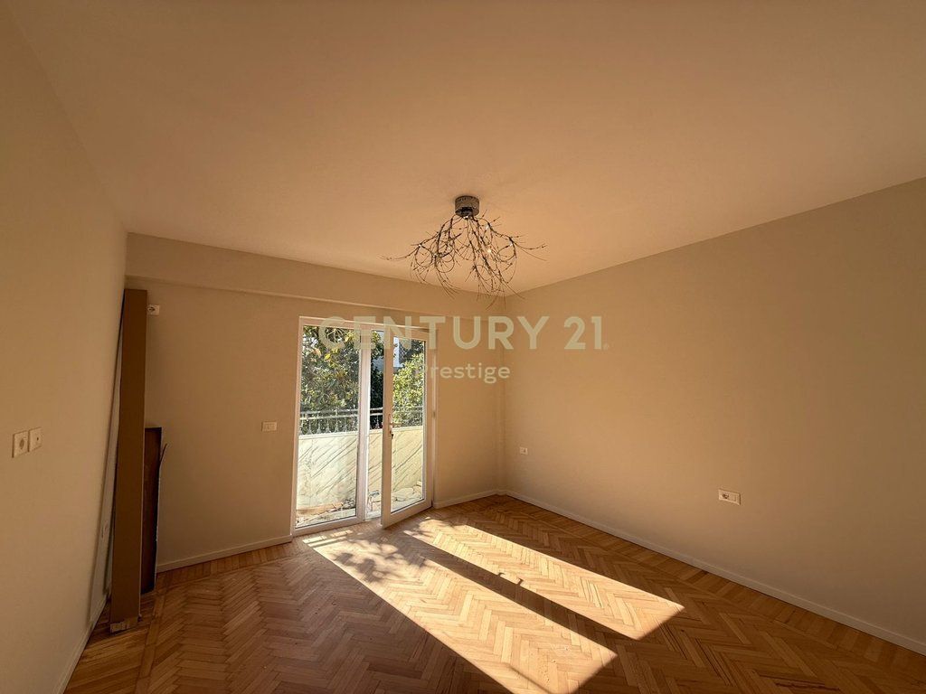 OFFICE SPACE FOR RENT, NEAR THE CENTER AT THE NEW MARKET ABOVE NEPTUN, TIRANA!