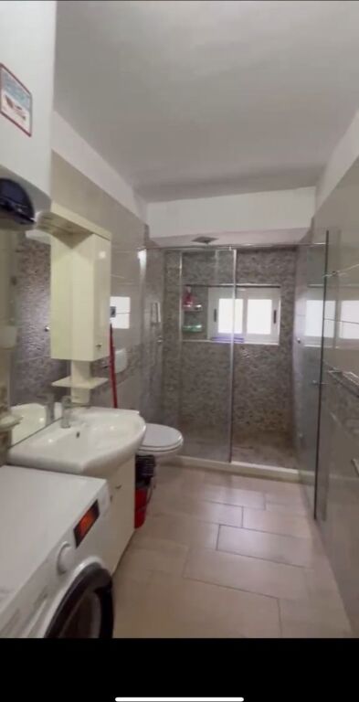 SHITET APARTAMENT 2+1 – OXHAKU, PËRBALLË MINISTRISË SË MBROJTJES