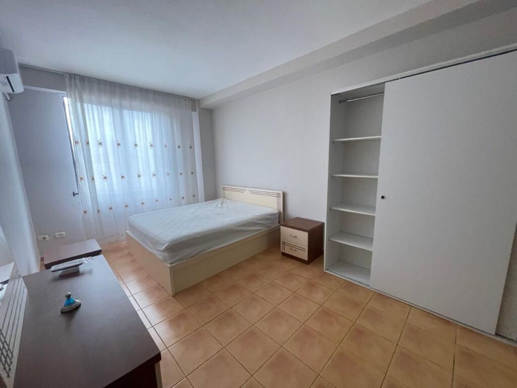21-dhjetori, jepet me qera apartament 2+1+2 i mobiluar.