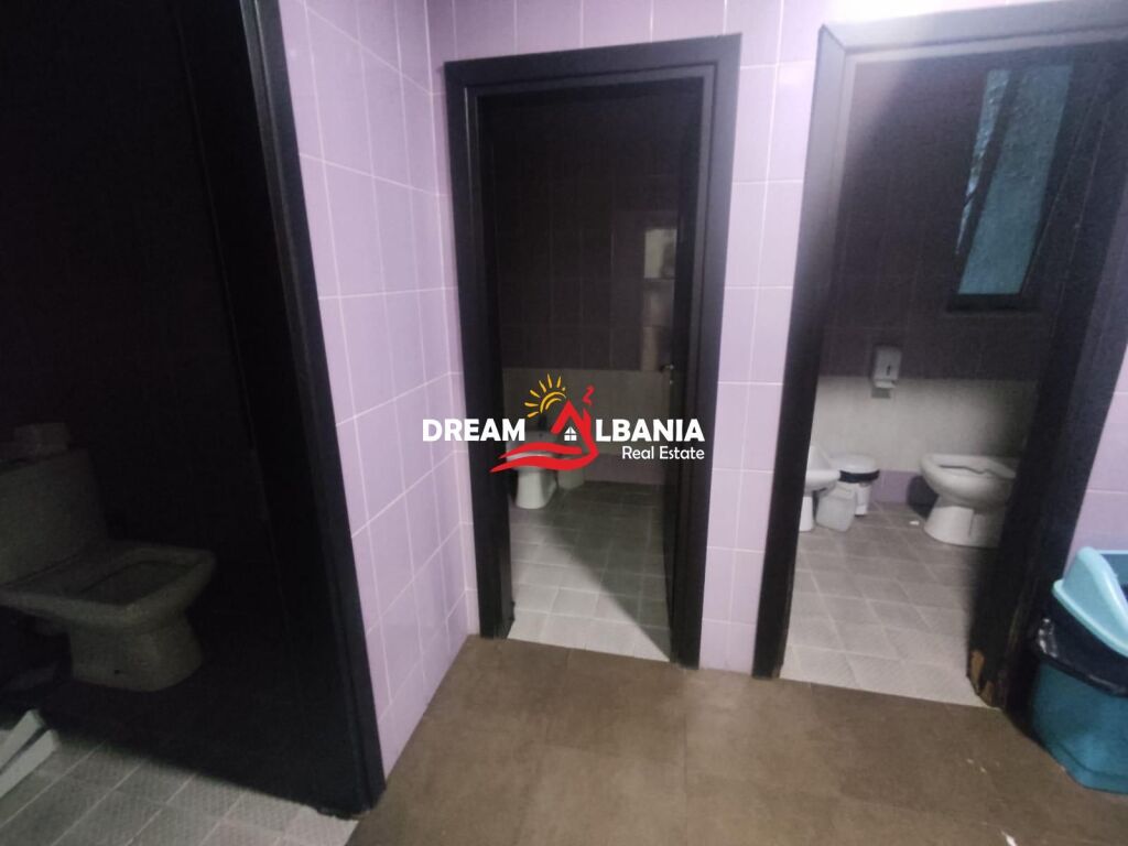 Jepet ambient biznesi me qera ne zonen e Bllokut prane Stadiumit Selman Stermasi (ID 42611544)