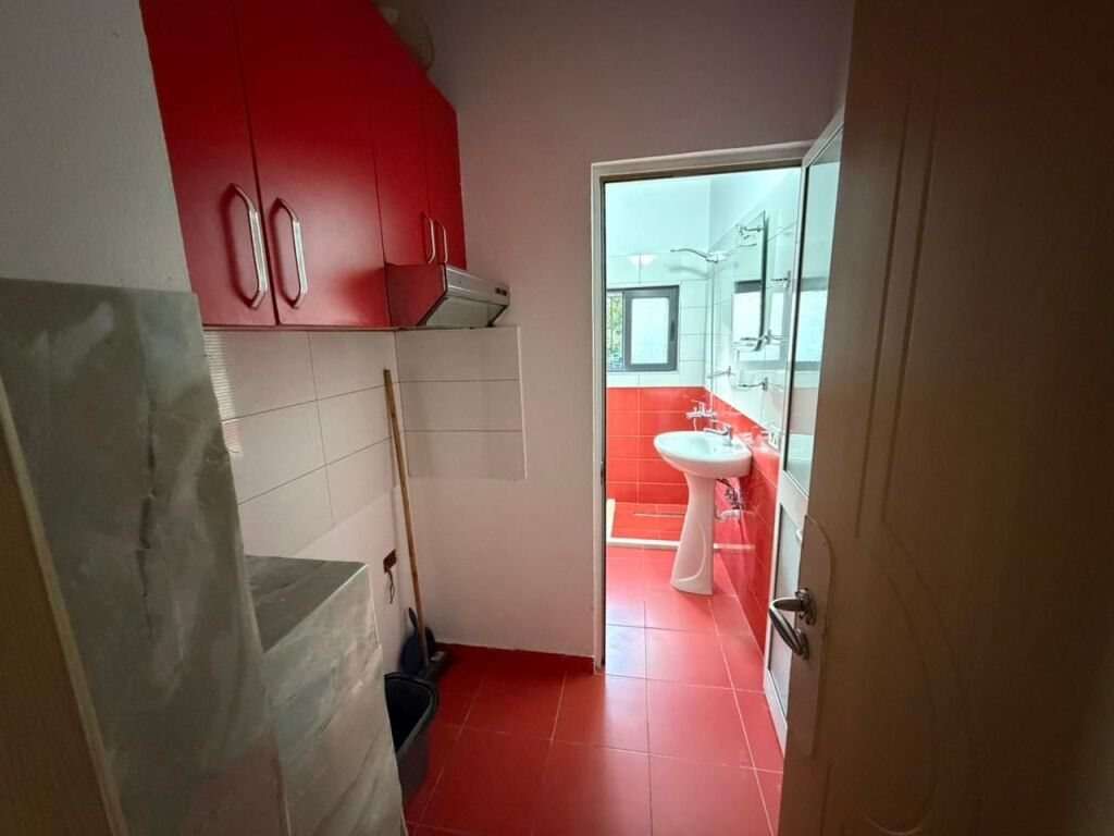 🏡 Jepet me Qira Apartament 2+1 i Mobiluar  📍 Tiranë, tek kryqëzimi në Oxhak 💶 Çmimi: 45000 LEKE