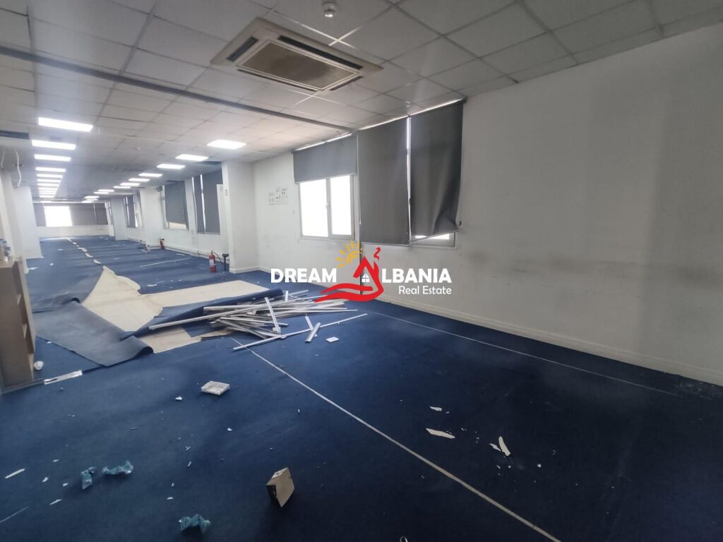 Jepet ambient biznesi me qera ne zonen e Bllokut prane Stadiumit Selman Stermasi (ID 42611544)