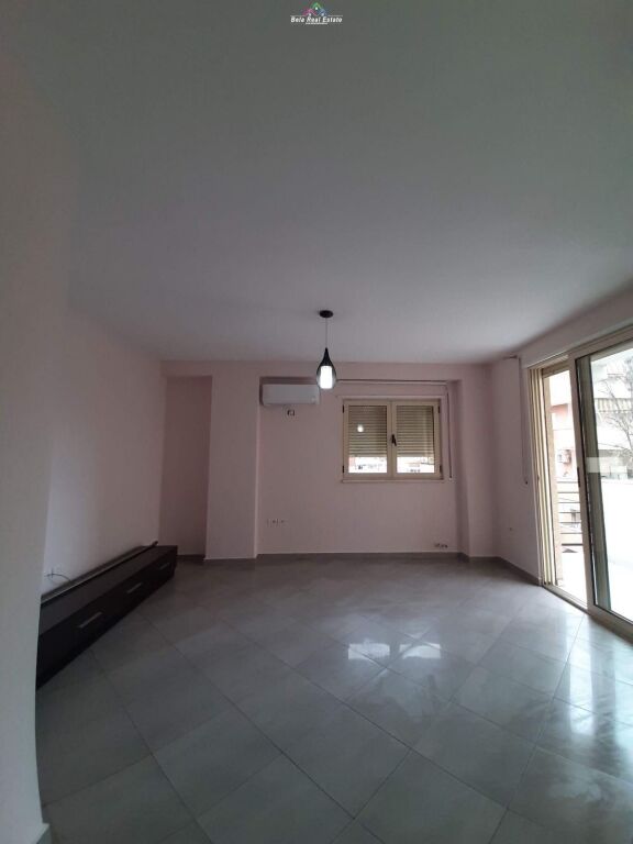 Apartament Me Qera 1+1 Tek Komuna e Parisit ( ID B210104) Tirane
