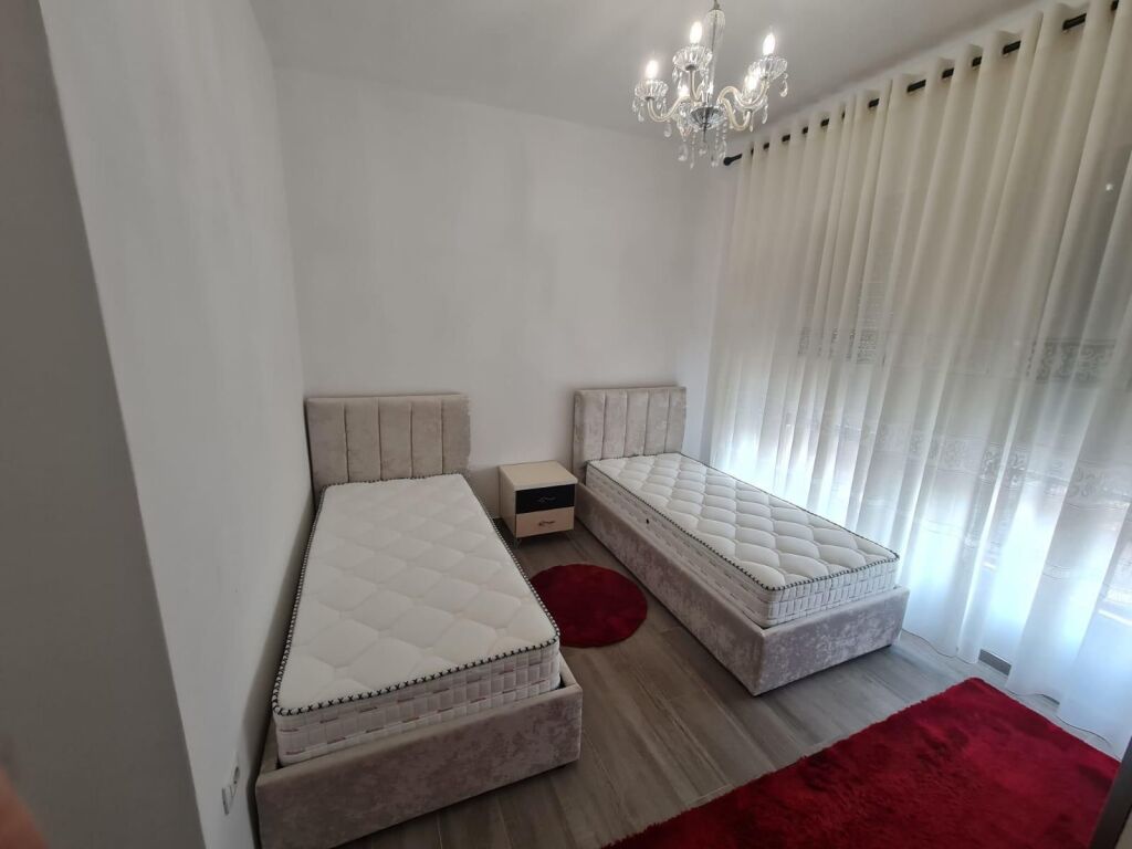 🏢Ne zonen e 5 Majit,Kompleksi Inerti jepet me qera apartament 1+1,i mobiluar 50,000Leke