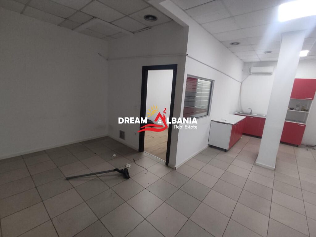 Jepet ambient biznesi me qera ne zonen e Bllokut prane Stadiumit Selman Stermasi (ID 42611544)