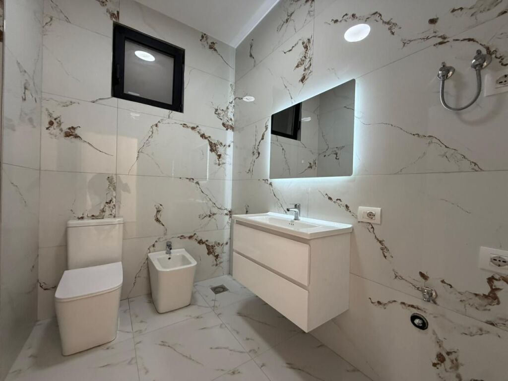 Apartament 2+1 per shitje tek Radissoni tek Liqeni i Thate.