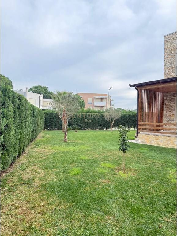 Apartament 2+1me Oborr 266 m2 për Shitje në Gjirin e Lalzit, Durrës !