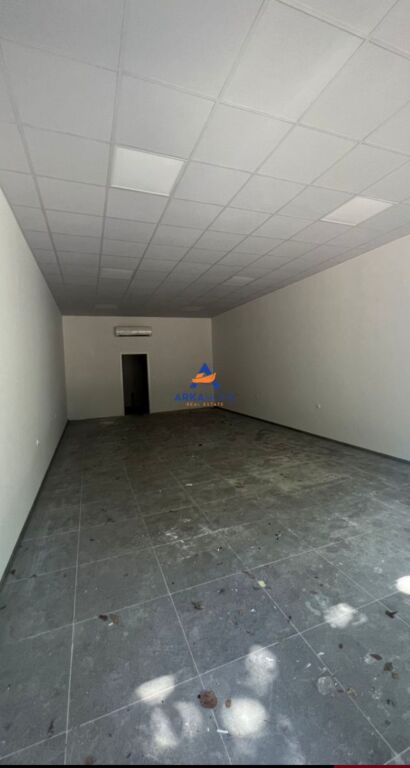 JEPET AMBIENT ME QERA 18M2 "RRUGA ENDRI KEKO, AFËR TE KOPSHTI PRINCI I LUMTUR " 25.000 LEKE