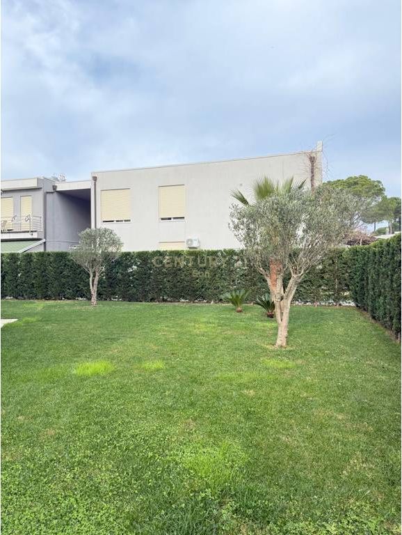 Apartament 2+1me Oborr 266 m2 për Shitje në Gjirin e Lalzit, Durrës !