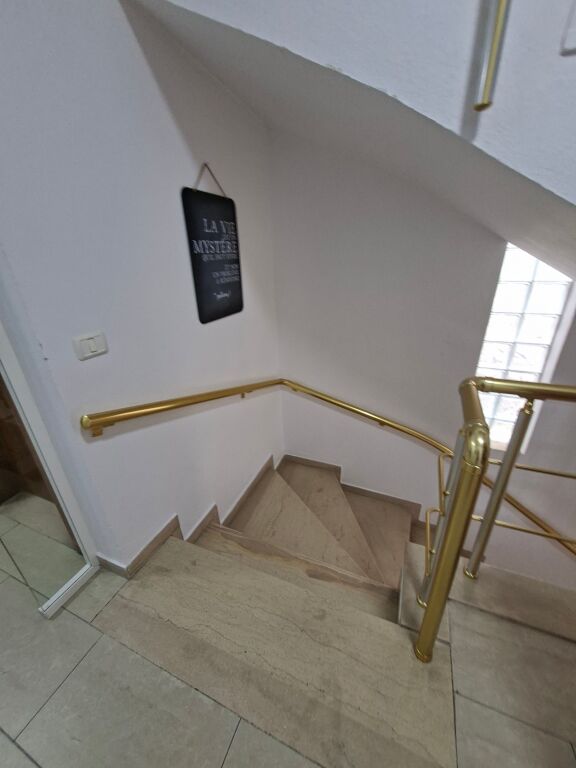 AMBIENT PER ZYRA PRANE MINISTRISE SE JASHTME TE BRRYLI. 235 M2. 1500 €