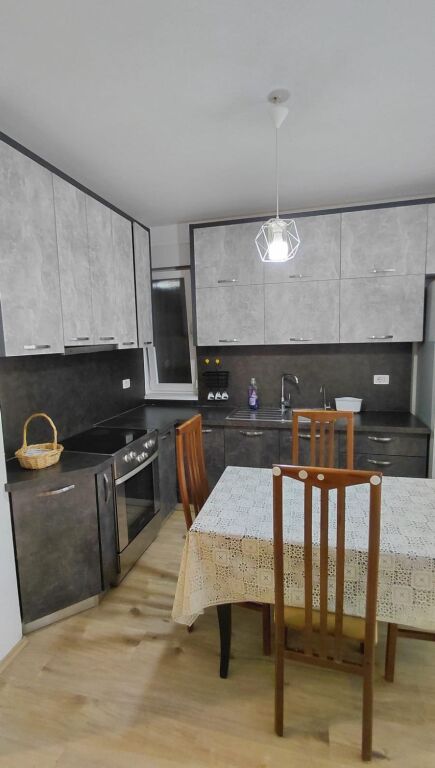 Jepet me qera apartament 1+1 me qera tek Kompleksi Kontakt