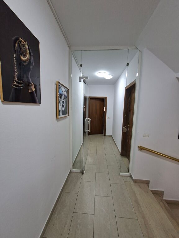 AMBIENT PER ZYRA PRANE MINISTRISE SE JASHTME TE BRRYLI. 235 M2. 1500 €