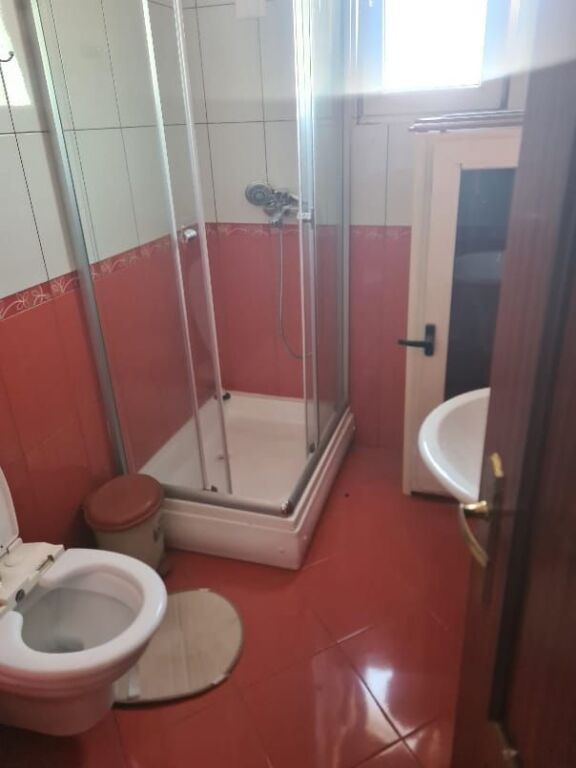 Jepet me qira 2+1+2 Rruga Stavri Themeli Pas Globe 600 mije leke