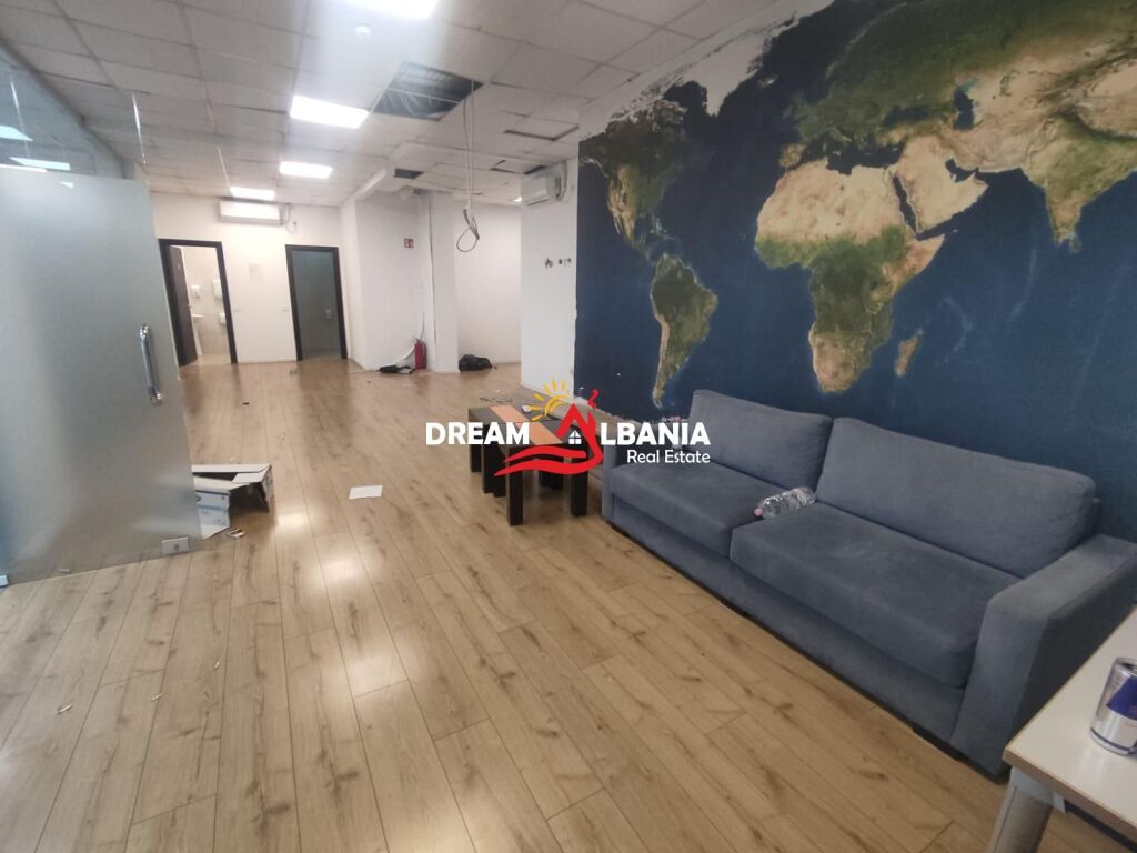 Jepet ambient biznesi me qera ne zonen e Bllokut prane Stadiumit Selman Stermasi (ID 42611544)