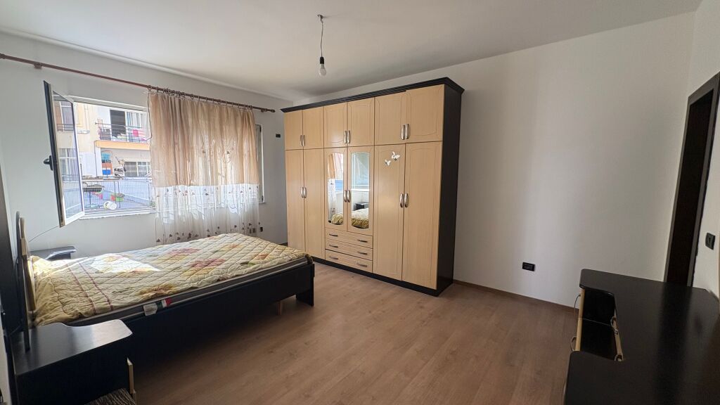 Affittasi appartamento arredato 3+1+2 a Dy Palmat Astir