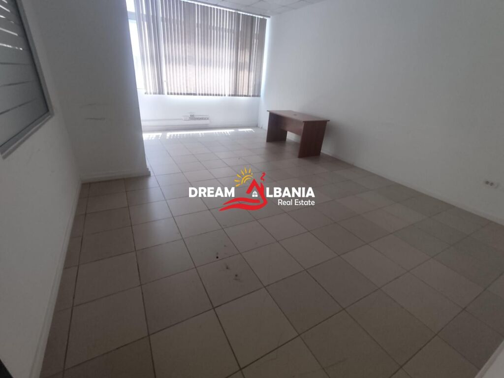 Jepet ambient biznesi me qera ne zonen e Bllokut prane Stadiumit Selman Stermasi (ID 42611544)