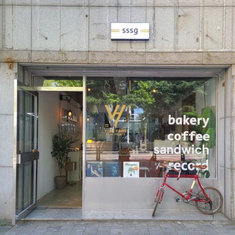 SHOP FOR SALE 25 M2 AT BULEVARDI ZOGU I PARE 310,000 EURO
