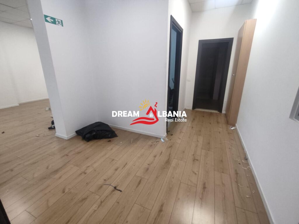 Jepet ambient biznesi me qera ne zonen e Bllokut prane Stadiumit Selman Stermasi (ID 42611544)