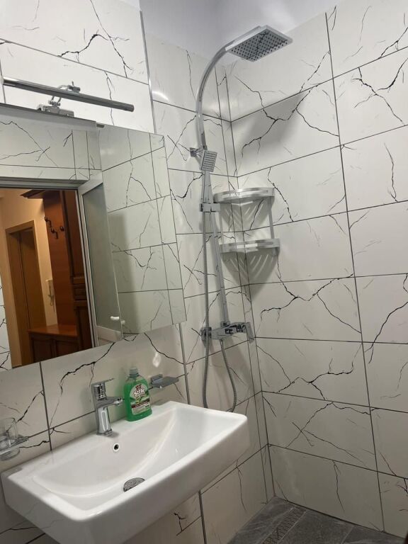 Apartament me qera perballe Spitalit Qsut, Rruga e Dibres