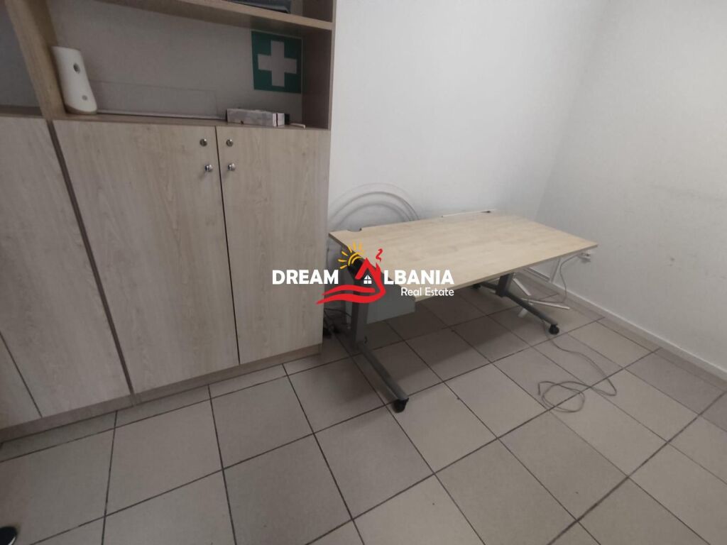 Jepet ambient biznesi me qera ne zonen e Bllokut prane Stadiumit Selman Stermasi (ID 42611544)
