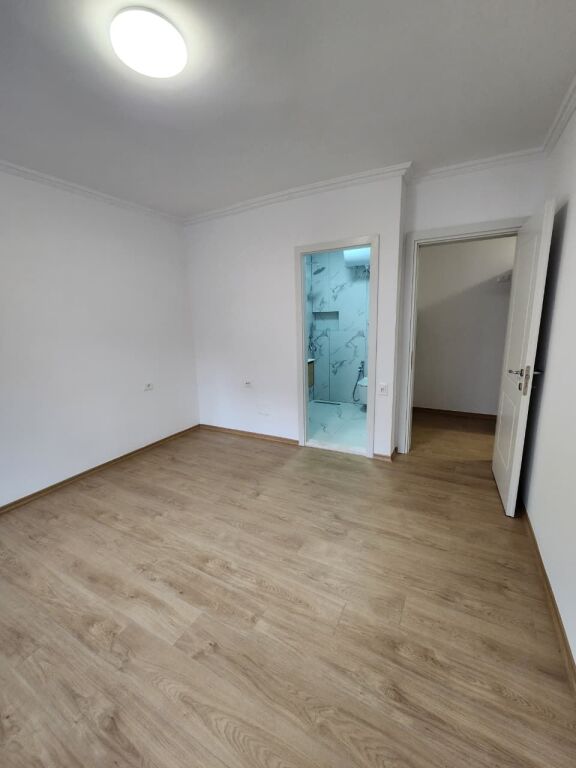 ZYRË ME Qira 90m2( kati 2) 📍Qendër/ Përballë Toptanit | 3 Ambjente pune | 100 % E Re 🔥 95.000 Lekë/Muaj