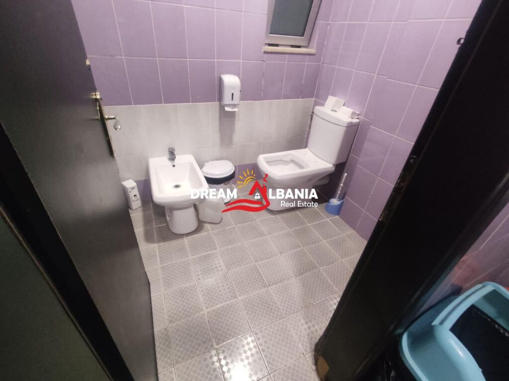 Jepet ambient biznesi me qera ne zonen e Bllokut prane Stadiumit Selman Stermasi (ID 42611544)