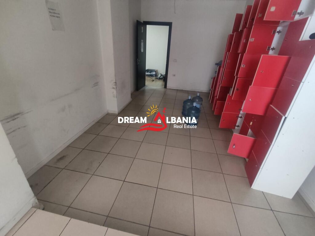 Jepet ambient biznesi me qera ne zonen e Bllokut prane Stadiumit Selman Stermasi (ID 42611544)