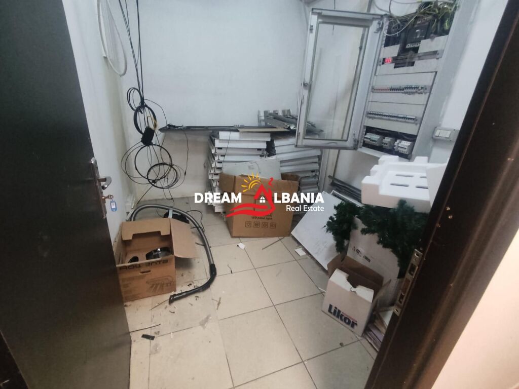 Jepet ambient biznesi me qera ne zonen e Bllokut prane Stadiumit Selman Stermasi (ID 42611544)