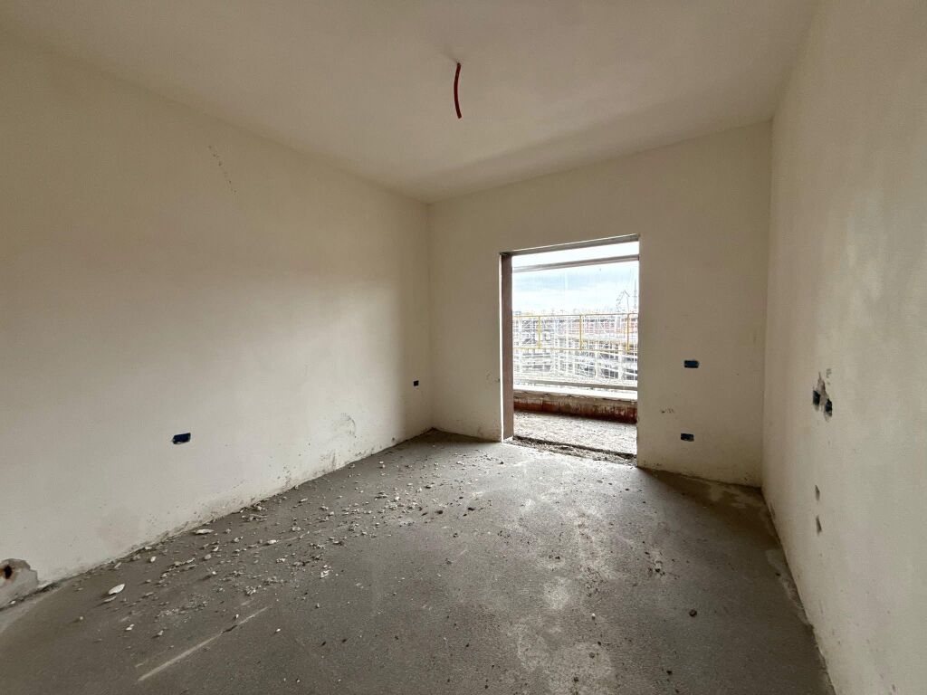 Shitet apartament 3+1+2