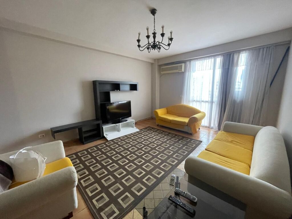 21-dhjetori, jepet me qera apartament 2+1+2 i mobiluar.