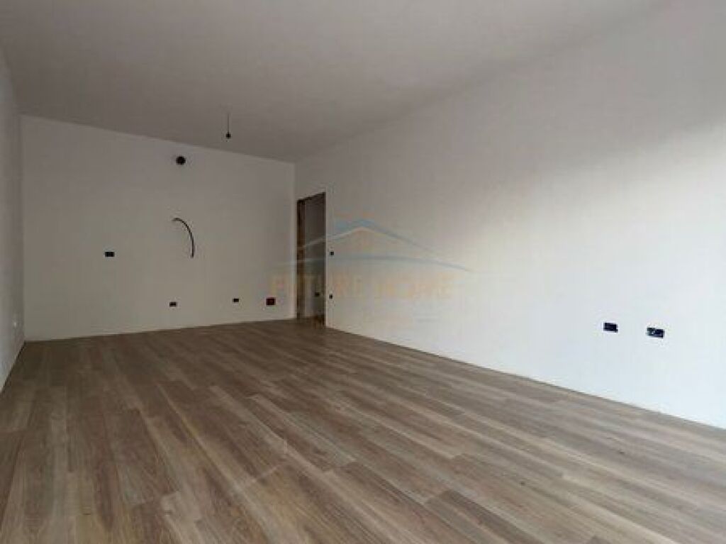Shitet Apartament 2+1+2+Verandë, Paskuqan