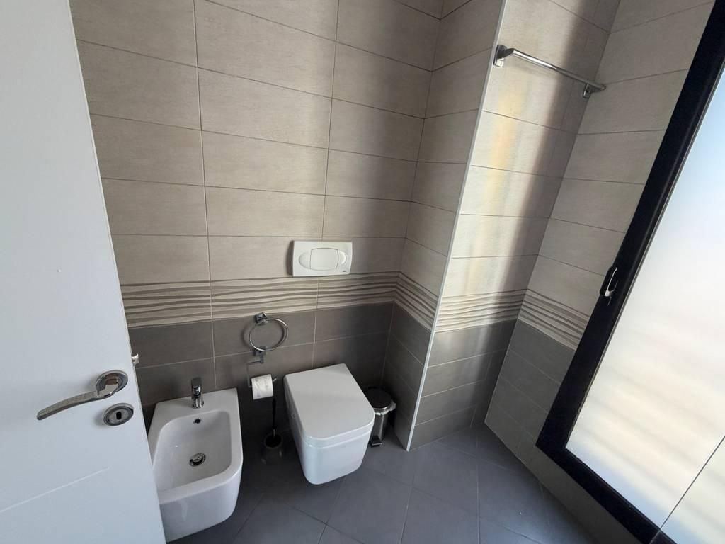 Ofrojme apartament 1+1 per qira perballe Harry Fultz!